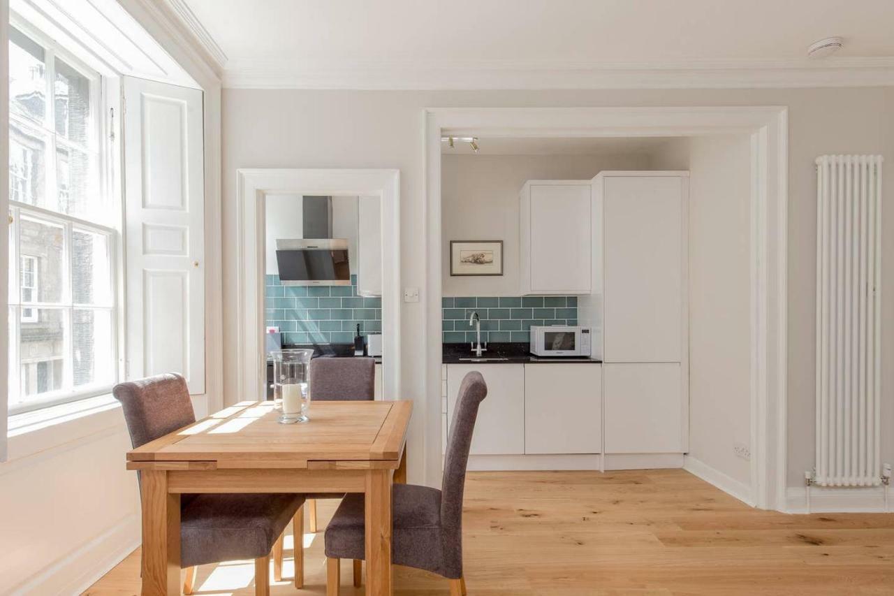 Altido Elegant Georgian 2-Bedrm Apt In Heart Of Old Town Apartamento Edimburgo Exterior foto